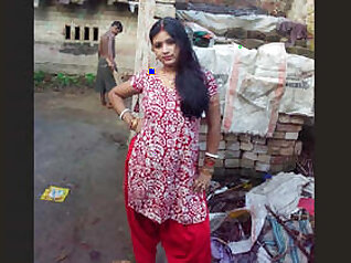 बौडी वीडियो कॉल पर उसे बिल्ली स्तन दिखा रहा है